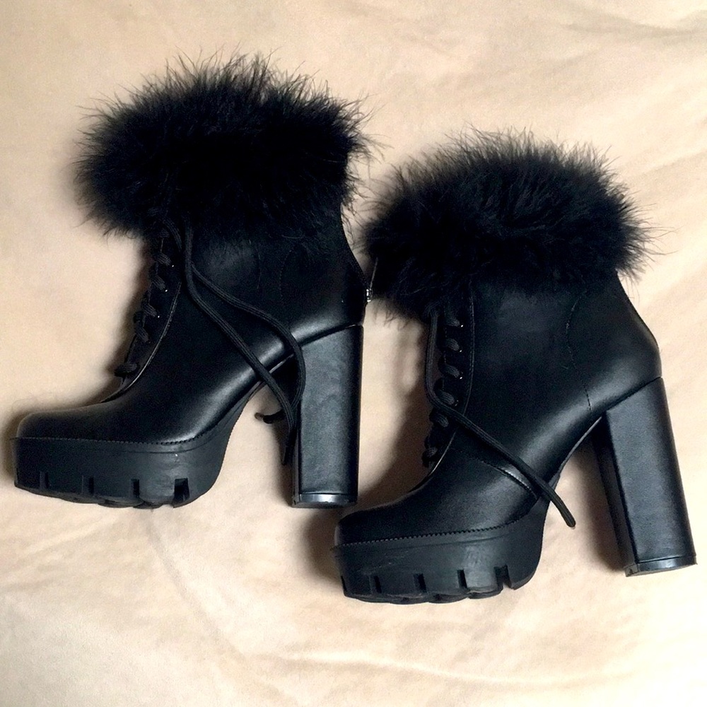 NEW — FAB ankle boots 🤩 with boa feathers